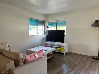 Photo #4: 2384493 Listing