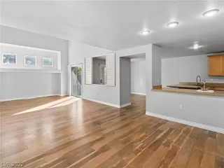 Photo #3: 2384497 Listing