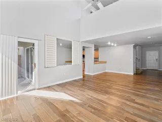 Photo #4: 2384497 Listing