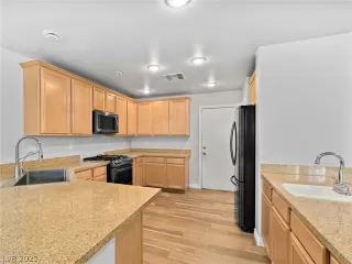 Photo #6: 2384497 Listing