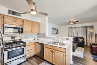 Photo #5: 2384516 Listing