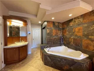 Photo #3: 2384592 Listing