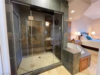 Photo #4: 2384592 Listing