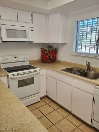 Photo #5: 2384610 Listing 