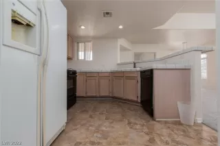 Photo #6: 2384627 Listing