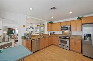 Photo #5: 2384649 Listing 