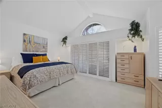 Photo #6: 2384649 Listing 