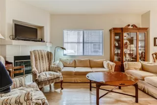 Photo #5: 2384677 Listing