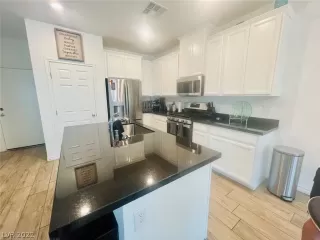 Photo #3: 2384869 Listing 