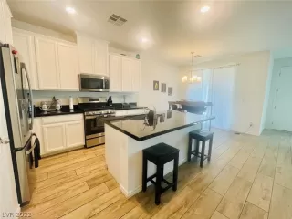 Photo #4: 2384869 Listing 