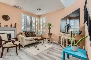 Photo #4: 2384918 Listing