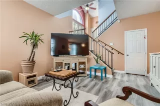 Photo #5: 2384918 Listing