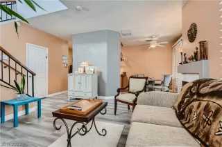 Photo #6: 2384918 Listing