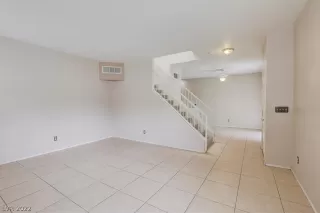 Photo #6: 2384941 Listing