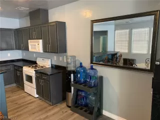 Photo #5: 2384957 Listing