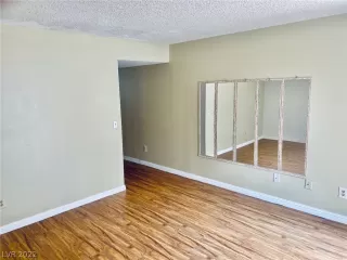 Photo #6: 2385265 Listing