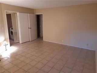 Photo #5: 2385337 Listing