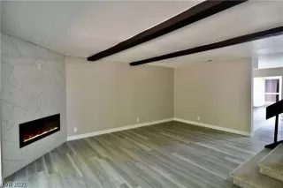 Photo #3: 2385342 Listing