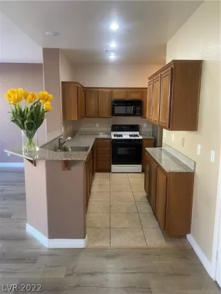 Photo #3: 2385418 Listing