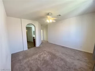 Photo #4: 2385418 Listing