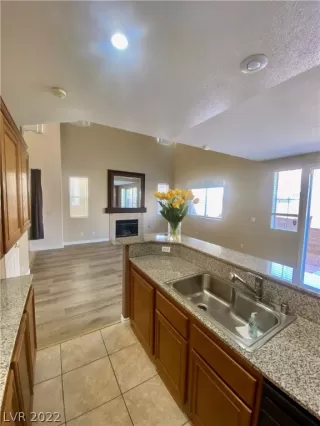 Photo #5: 2385418 Listing