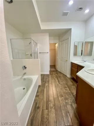 Photo #6: 2385418 Listing