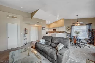 Photo #5: 2385521 Listing