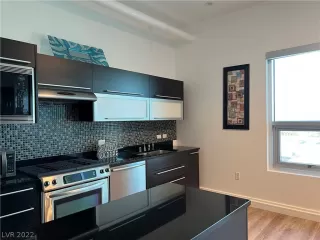 Photo #6: 2385675 Listing