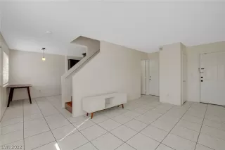 Photo #4: 2385683 Listing