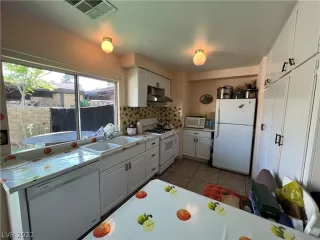 Photo #3: 2385701 Listing