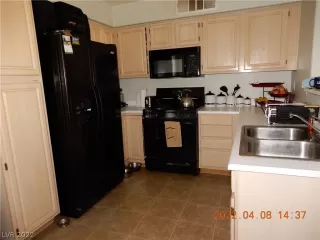 Photo #3: 2385902 Listing