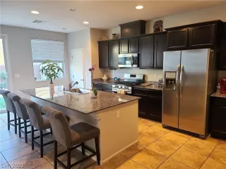 Photo #5: 2385929 Listing 