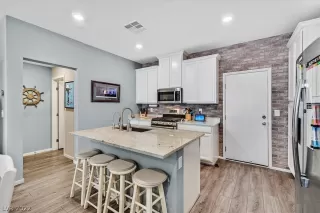 Photo #5: 2385931 Listing 