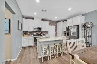 Photo #6: 2385931 Listing 