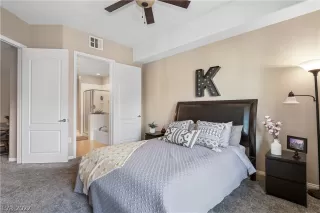 Photo #5: 2385977 Listing