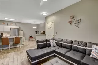 Photo #3: 2386033 Listing