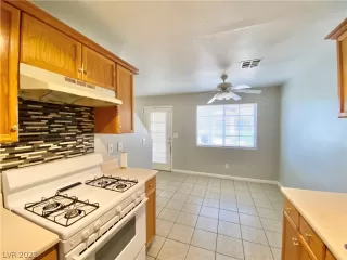 Photo #4: 2386372 Listing