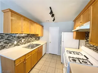 Photo #5: 2386372 Listing