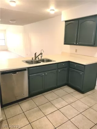 Photo #3: 2386685 Listing