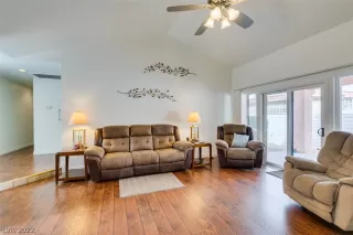 Photo #2: 2386744 Listing