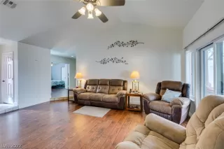 Photo #6: 2386744 Listing