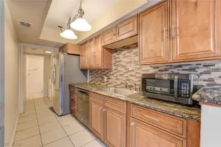 Photo #5: 2386968 Listing