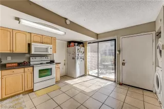 Photo #3: 2387039 Listing 