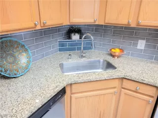 Photo #5: 2387445 Listing