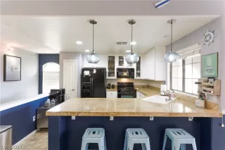 Photo #4: 2387459 Listing