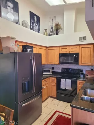 Photo #5: 2387561 Listing