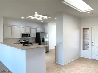Photo #5: 2387659 Listing 