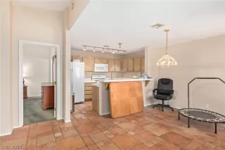 Photo #5: 2387883 Listing