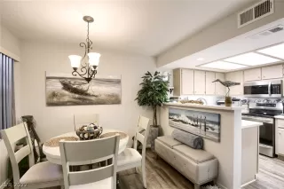 Photo #5: 2387896 Listing