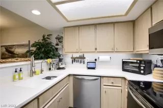 Photo #6: 2387896 Listing